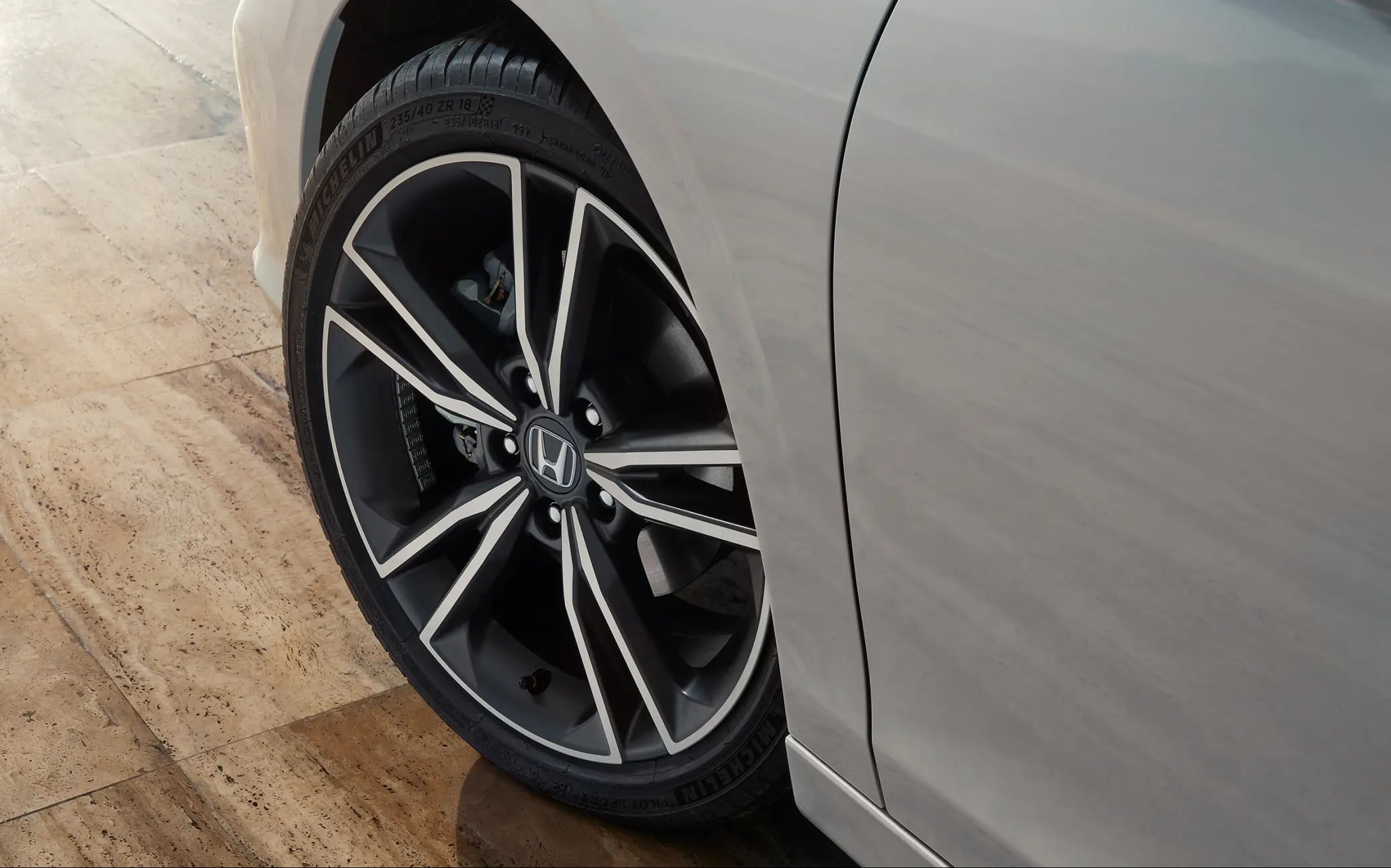 Ľavé predné koleso vozidla Honda Civic Hybrid.