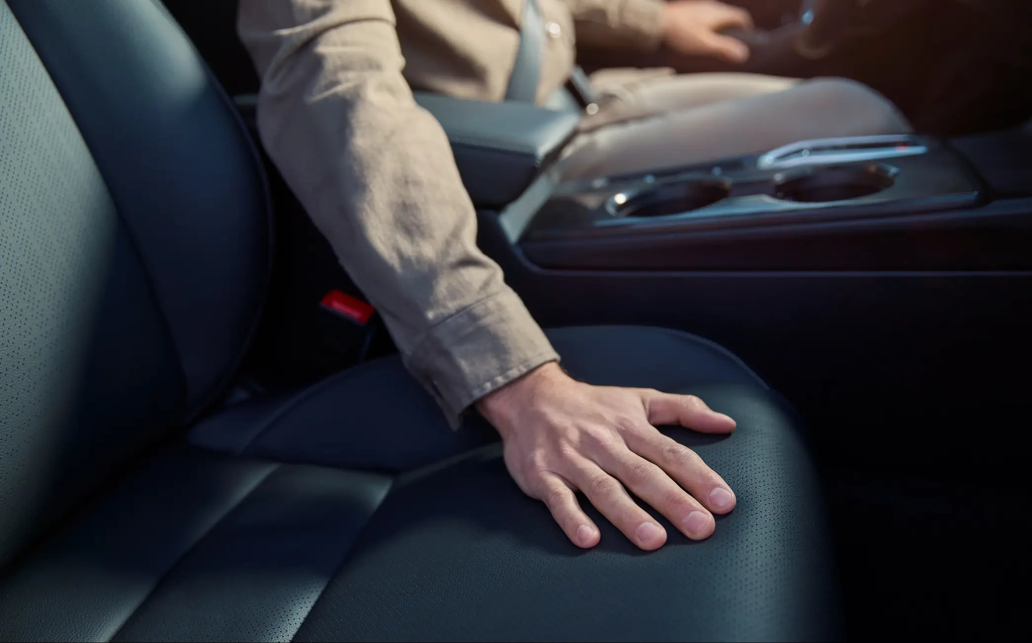Osoba dotýkajúca sa sedadiel vo vnútri vozidla Honda Civic Hybrid.